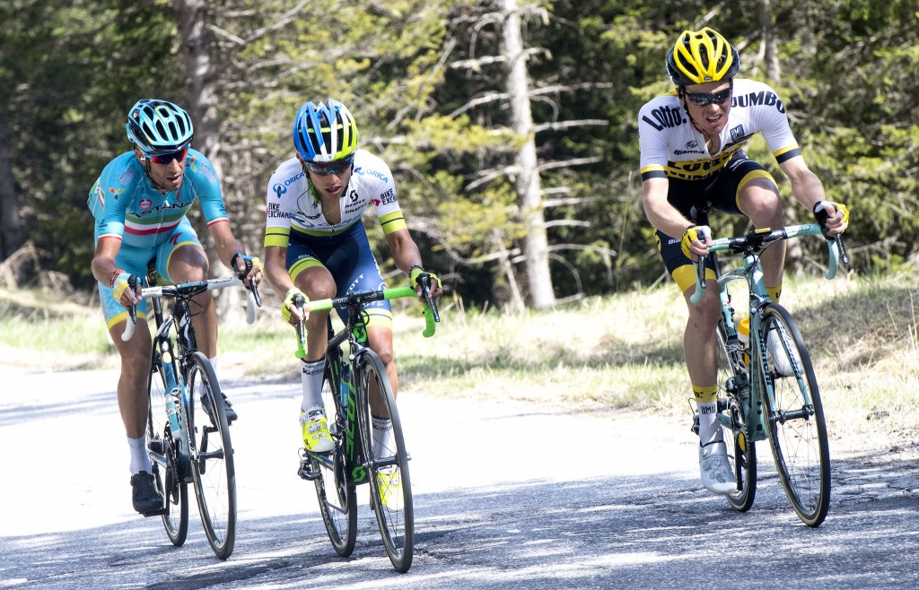 (L-R) Italian rider Vincenzo Nibali of Astana Pro Team, Colombian rider Esteban Chaves of Orica GreenEdge and  Dutch rider Steven Kruijswijk of Team Lotto Jumbo on the way of the 14th stage of Giro dÕItalia cycling race from Alpago to Corvara, 21 May 2016. ANSA/CLAUDIO PERI