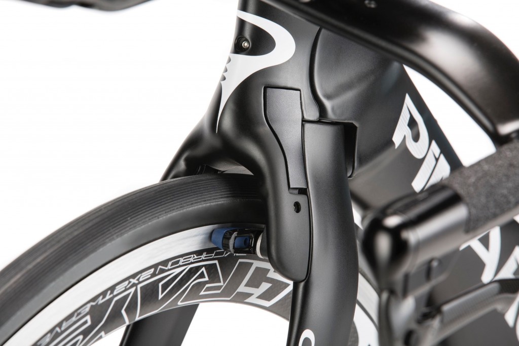 pinarello-bolide-tt-2016-headtuve-and-integrated-brake